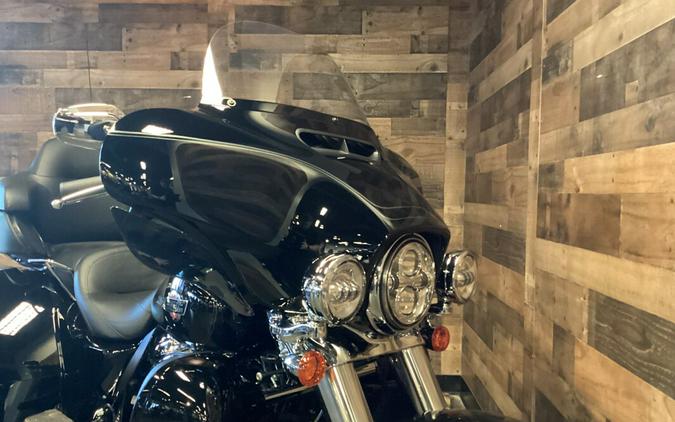 2023 Harley-Davidson Tri Glide Ultra Black FLHTCUTG