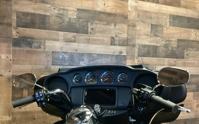 2023 Harley-Davidson Tri Glide Ultra Black FLHTCUTG