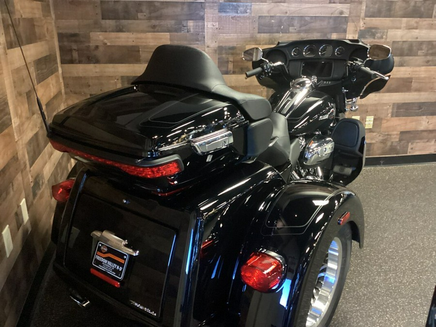 2023 Harley-Davidson Tri Glide Ultra Black FLHTCUTG