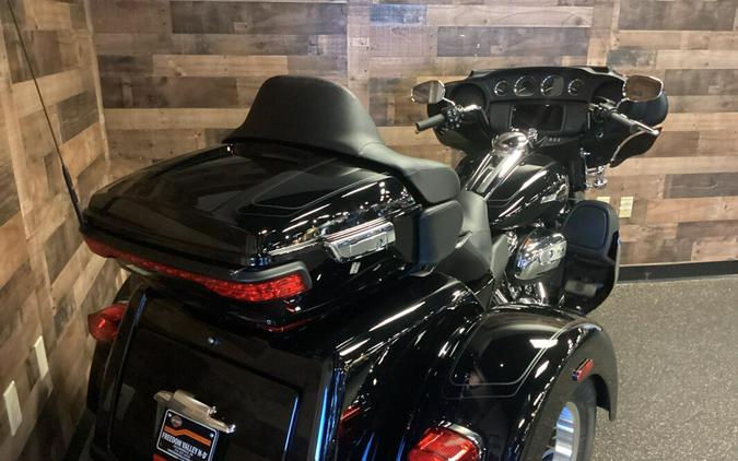 2023 Harley-Davidson Tri Glide Ultra Black FLHTCUTG