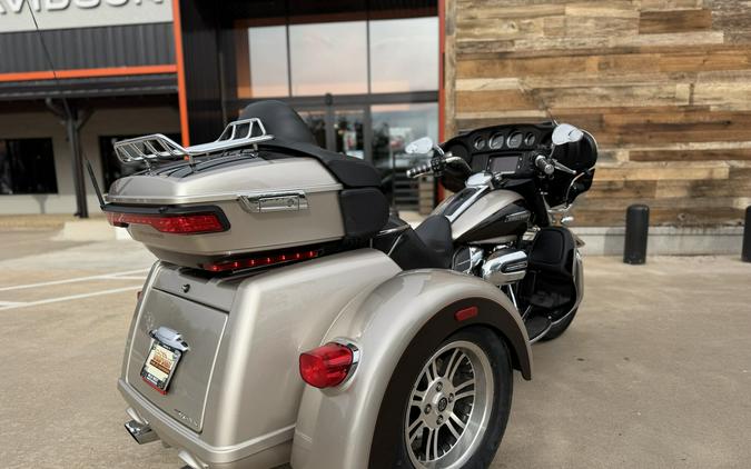 2018 Harley-Davidson® Tri Glide® Ultra Silver Fortune/Sumatra Brown