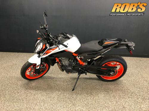 2020 KTM 890 Duke R Review: Faster, Better (17 Fast Facts)