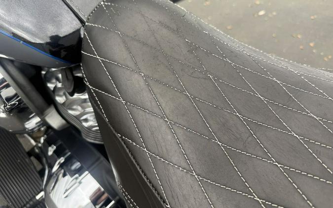 2021 Indian Motorcycle Roadmaster Icon Black Azure Crystal/Stealth Gray Azure Crystal