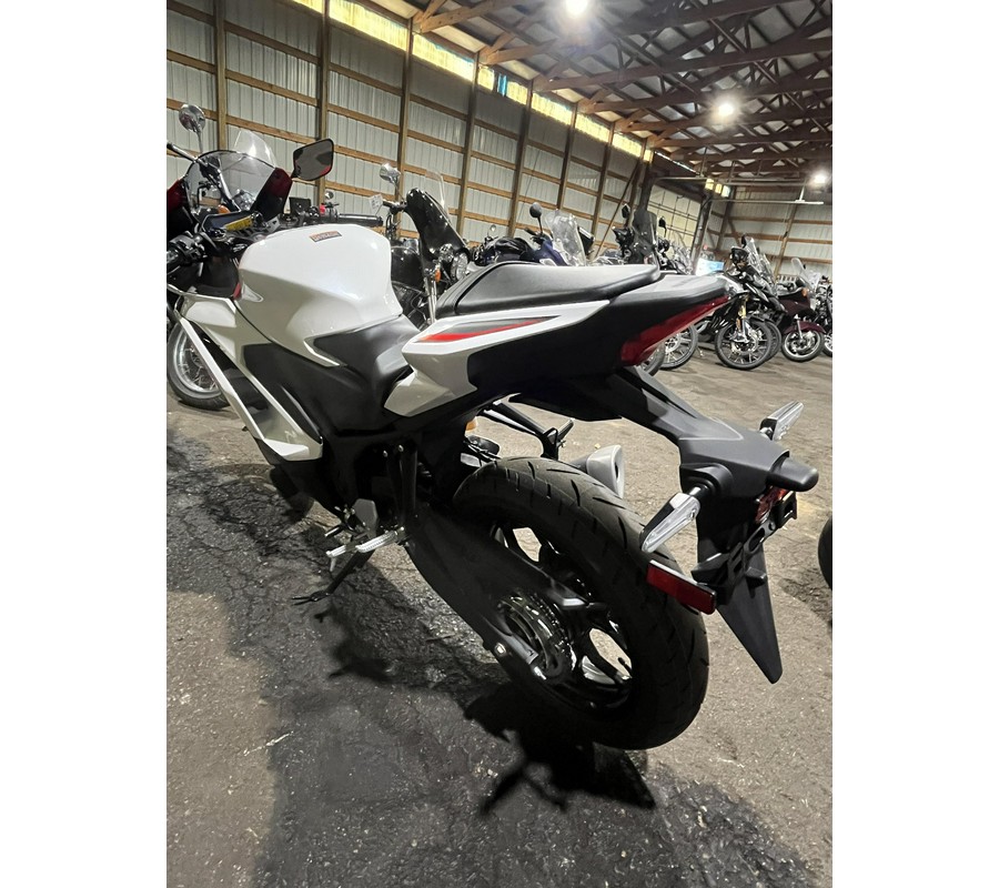 2026 Yamaha YZF-R3 ABS 70th Anniversary Edition