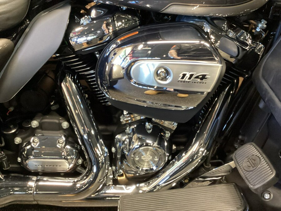 2023 Harley-Davidson Tri Glide Ultra Gray Haze/Silver Fortune FLHTCUTG