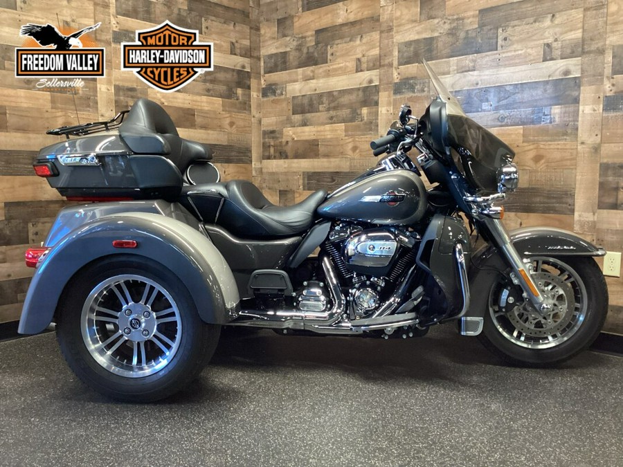 2023 Harley-Davidson® Tri Glide® Ultra Gray Haze/Silver Fortune