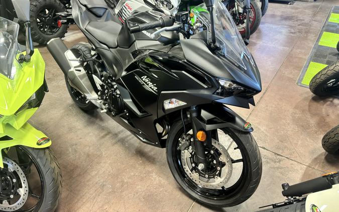 2026 Kawasaki Ninja® 500 Base