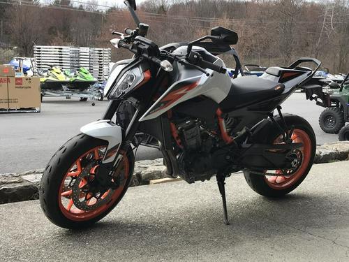 2020 KTM 890 Duke R Review: Faster, Better (17 Fast Facts)