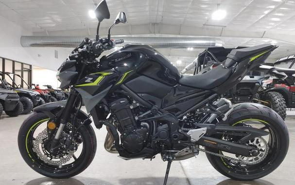 2024 Kawasaki Z900 ABS Metallic Spark Black/Metallic Matte Dark Gray