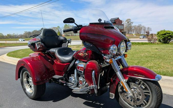 2023 Harley-Davidson® Tri Glide® Ultra Heirloom Red Fade