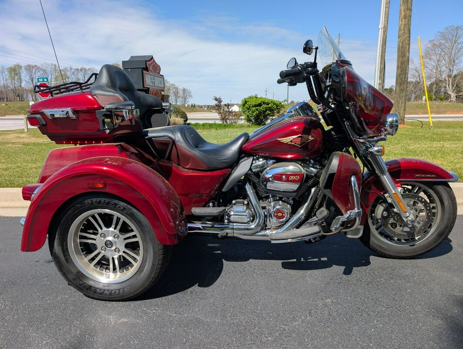 2023 Harley-Davidson® Tri Glide® Ultra Heirloom Red Fade