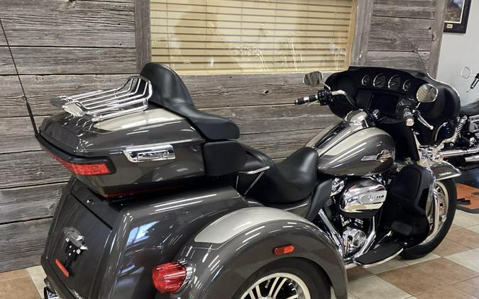 2023 Harley-Davidson® Tri Glide® Ultra Gray Haze/Silver Fortune
