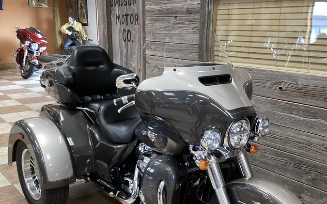 2023 Harley-Davidson® Tri Glide® Ultra Gray Haze/Silver Fortune