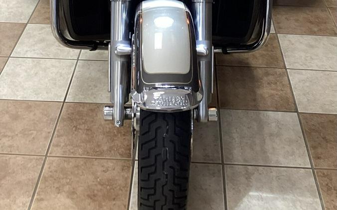 2023 Harley-Davidson® Tri Glide® Ultra Gray Haze/Silver Fortune