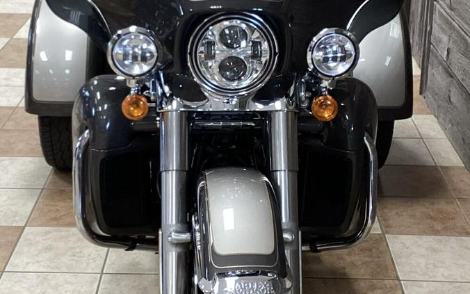 2023 Harley-Davidson® Tri Glide® Ultra Gray Haze/Silver Fortune