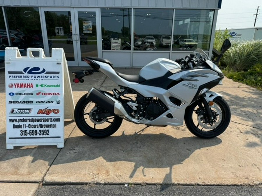 2024 Kawasaki Ninja 500 ABS Metallic Matte Whitish Silver/Metallic Moondust Gray