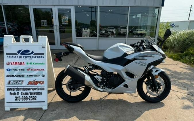 2024 Kawasaki Ninja 500 ABS Metallic Matte Whitish Silver/Metallic Moondust Gray