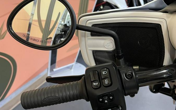 2019 Indian Motorcycle® Chieftain Dark Horse® White Smoke