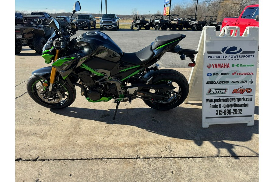 2024 Kawasaki Z900 SE ABS Metallic Spark Black/Metallic Matte Graphite Steel Gray/Candy Lime Green