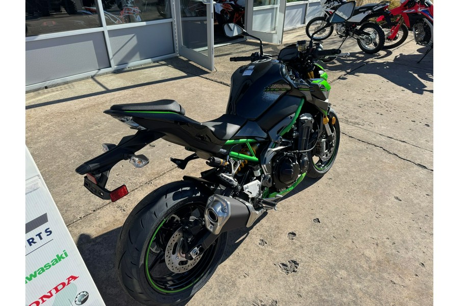 2024 Kawasaki Z900 SE ABS Metallic Spark Black/Metallic Matte Graphite Steel Gray/Candy Lime Green