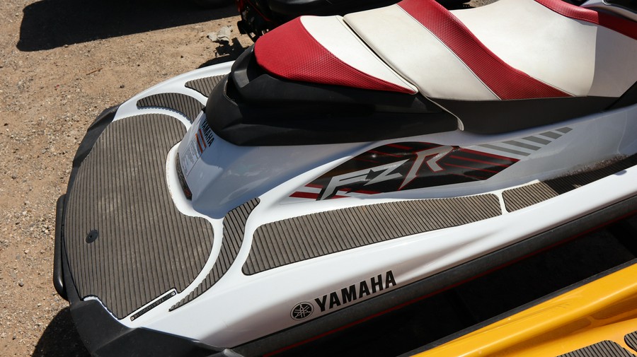 2016 YAMAHA FZR SVHO WHITE AND RED