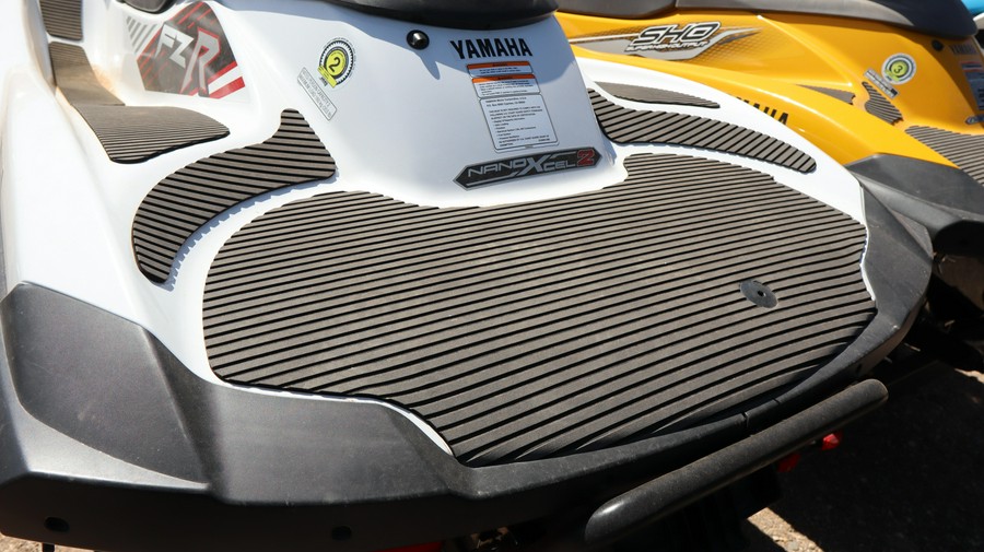 2016 YAMAHA FZR SVHO WHITE AND RED