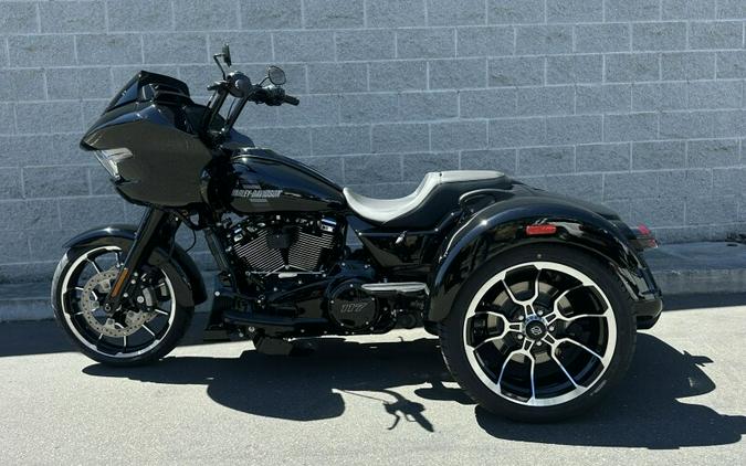 2026 Harley-Davidson® Road Glide 3 VIVID BLACK