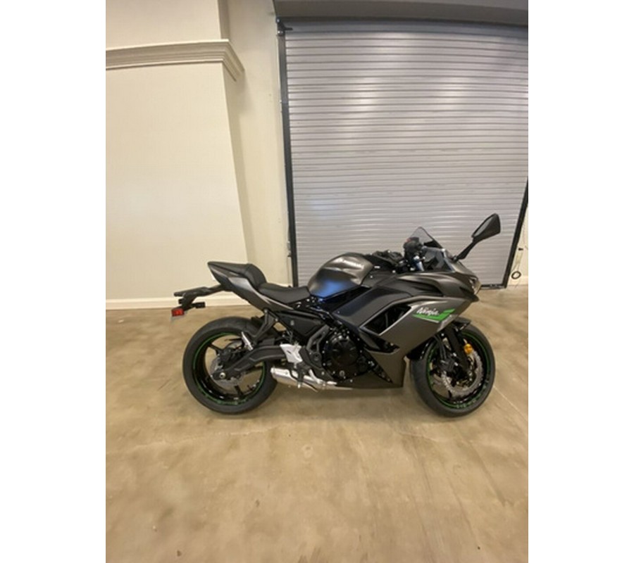 2024 Kawasaki Ninja 650 Metallic Matte Graphenesteel Gray/Ebony