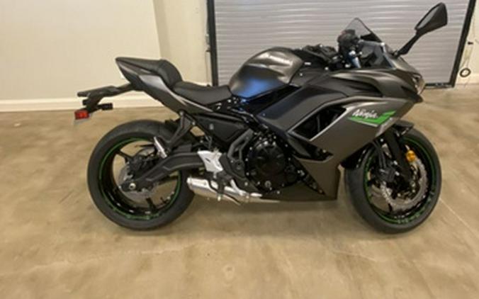 2024 Kawasaki Ninja 650 Metallic Matte Graphenesteel Gray/Ebony