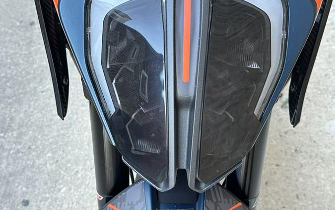 2022 KTM 890 DUKE R