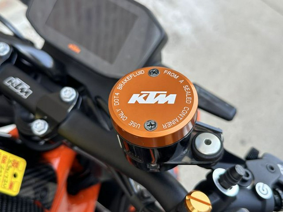 2022 KTM 890 DUKE R