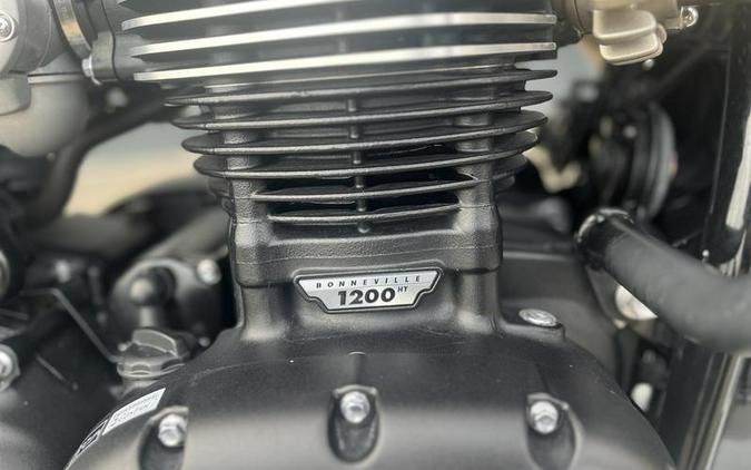 2022 Triumph Bonneville Bobber Cordovan Red