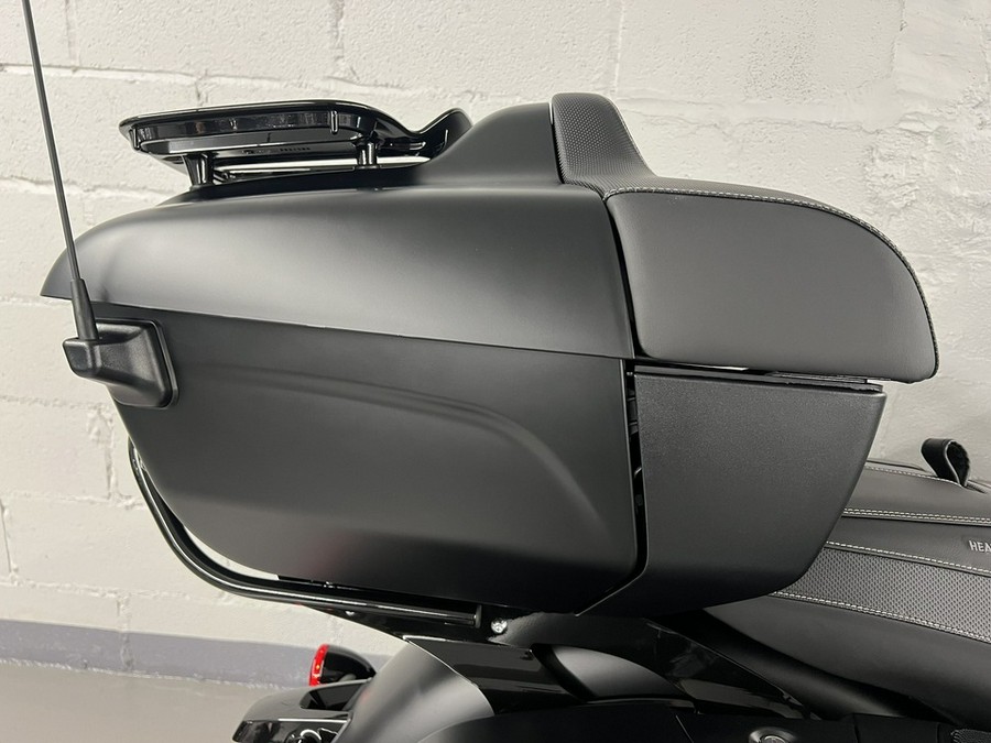 2025 Indian ROADMASTER DARK HORSE WITH POWERBAND AUDIO PACKAGE