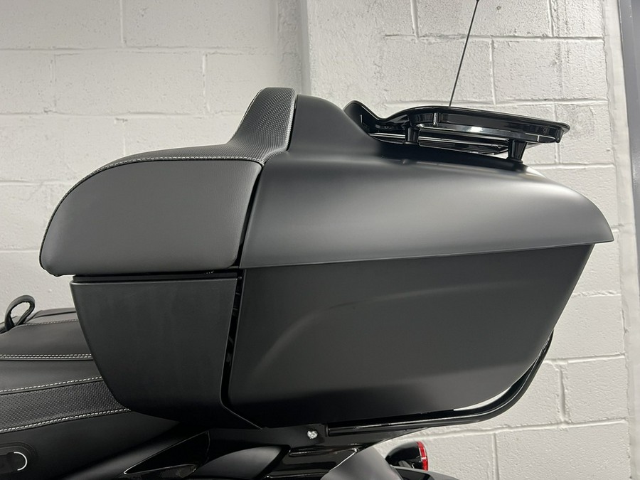 2025 Indian ROADMASTER DARK HORSE WITH POWERBAND AUDIO PACKAGE