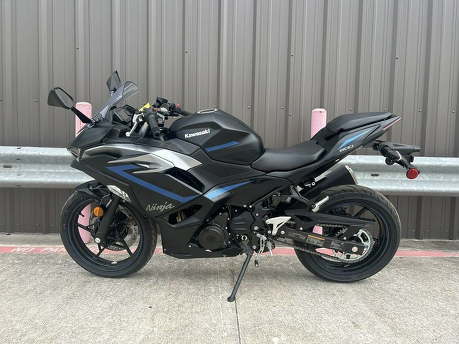 2025 Kawasaki Ninja 500 ABS Metallic Flat Spark Black/Metallic ABS