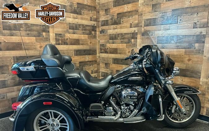 2015 Harley-Davidson® Tri Glide® Ultra Vivid Black FLHTCUTG