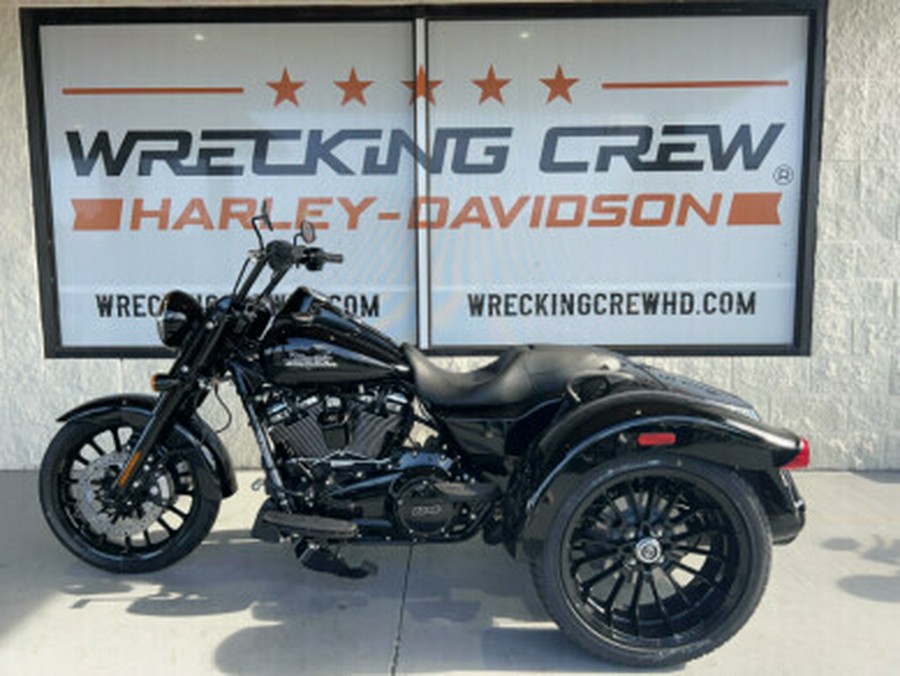 2023 Harley-Davidson Freewheeler BLACK W/ PINSTRIPE