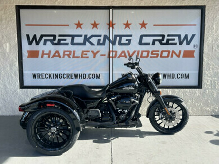 2023 Harley-Davidson Freewheeler BLACK W/ PINSTRIPE