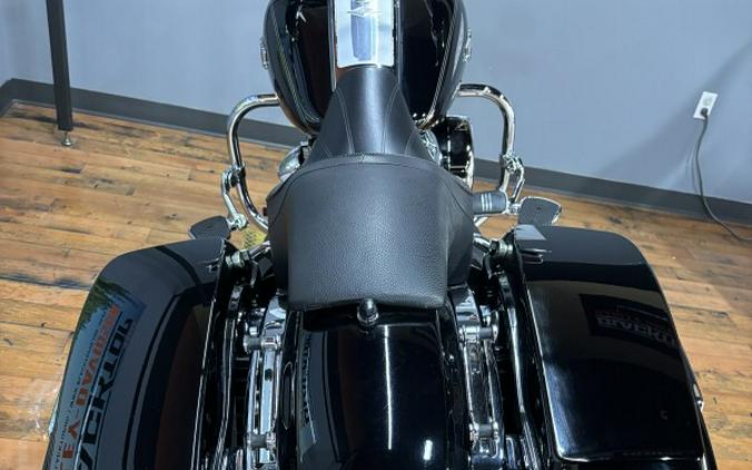 2017 Harley-Davidson® Road King® BLACK W/PINSTRIPE