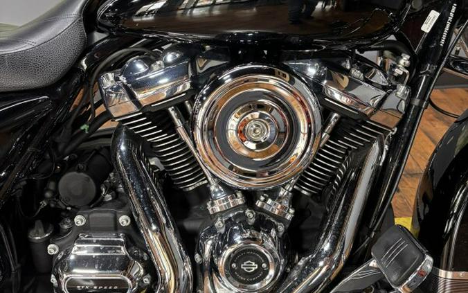 2017 Harley-Davidson® Road King® BLACK W/PINSTRIPE