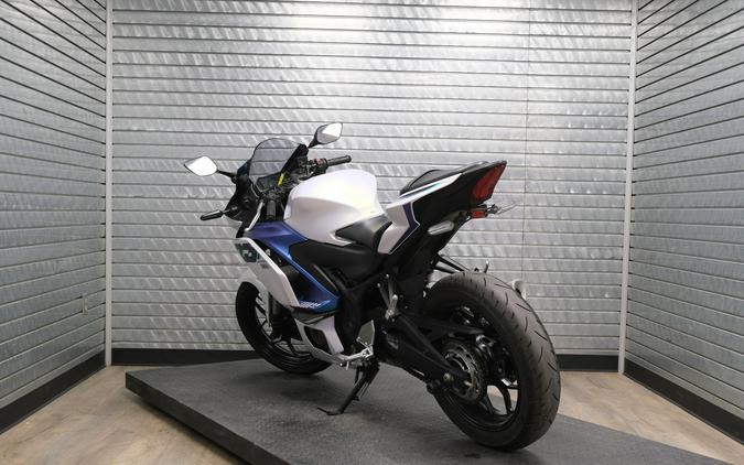 2025 YAMAHA YZF-R3
