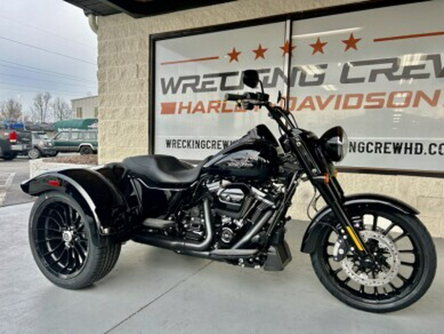 2023 Harley-Davidson Freewheeler BLACK W/ PINSTRIPE