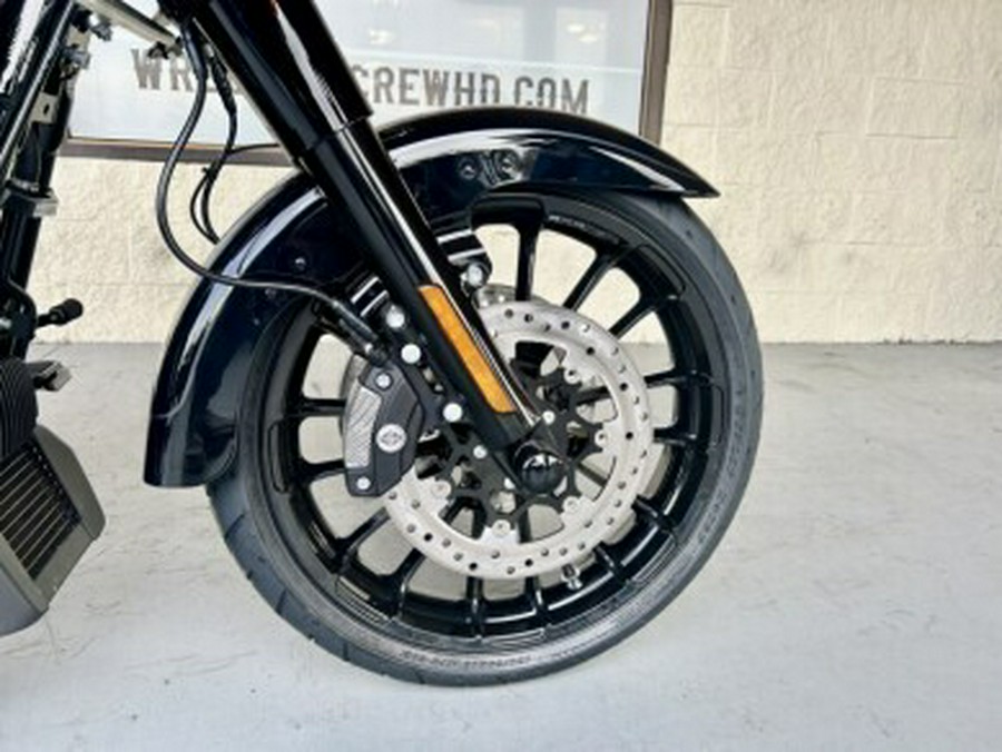 2023 Harley-Davidson Freewheeler BLACK W/ PINSTRIPE