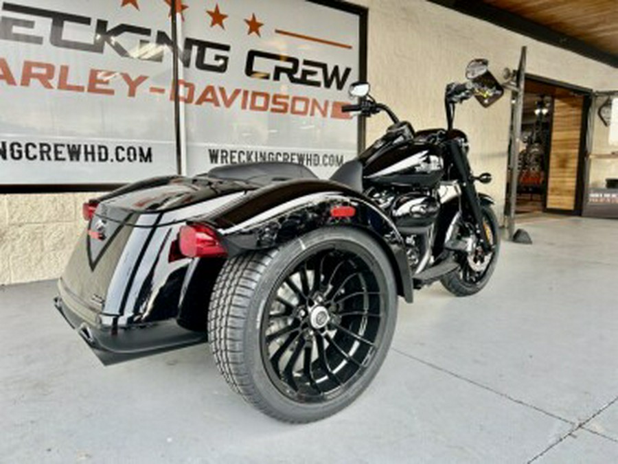 2023 Harley-Davidson Freewheeler BLACK W/ PINSTRIPE