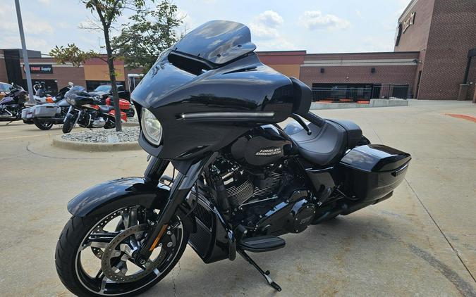 2025 Harley-Davidson Street Glide Vivid Black - Black Finish