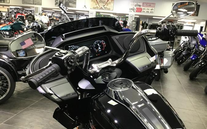 2026 Harley-Davidson® Road Glide® Vivid Black Chrome Trim