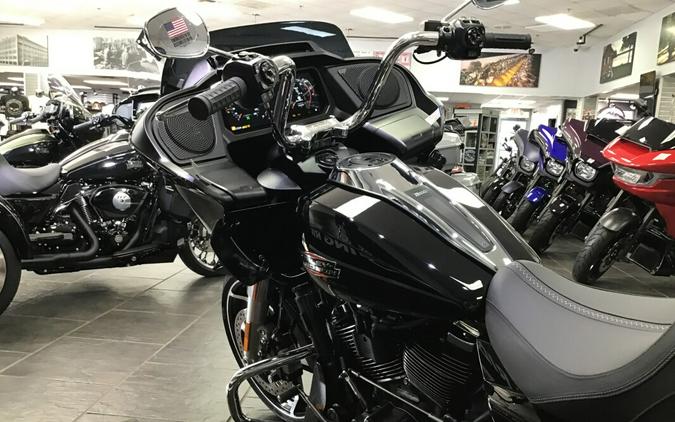 2026 Harley-Davidson® Road Glide® Vivid Black Chrome Trim