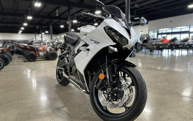 2025 Triumph Daytona 660 Snowdonia White/Sapphire Black