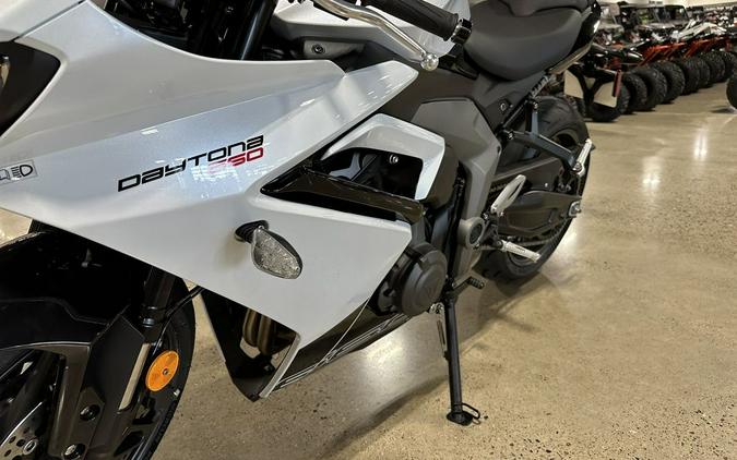 2025 Triumph Daytona 660 Snowdonia White/Sapphire Black