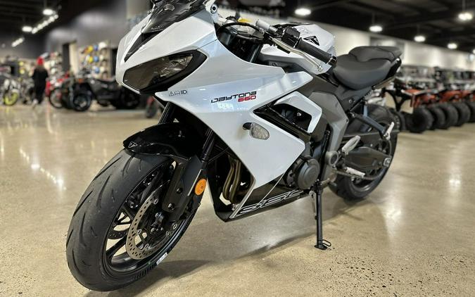 2025 Triumph Daytona 660 Snowdonia White/Sapphire Black